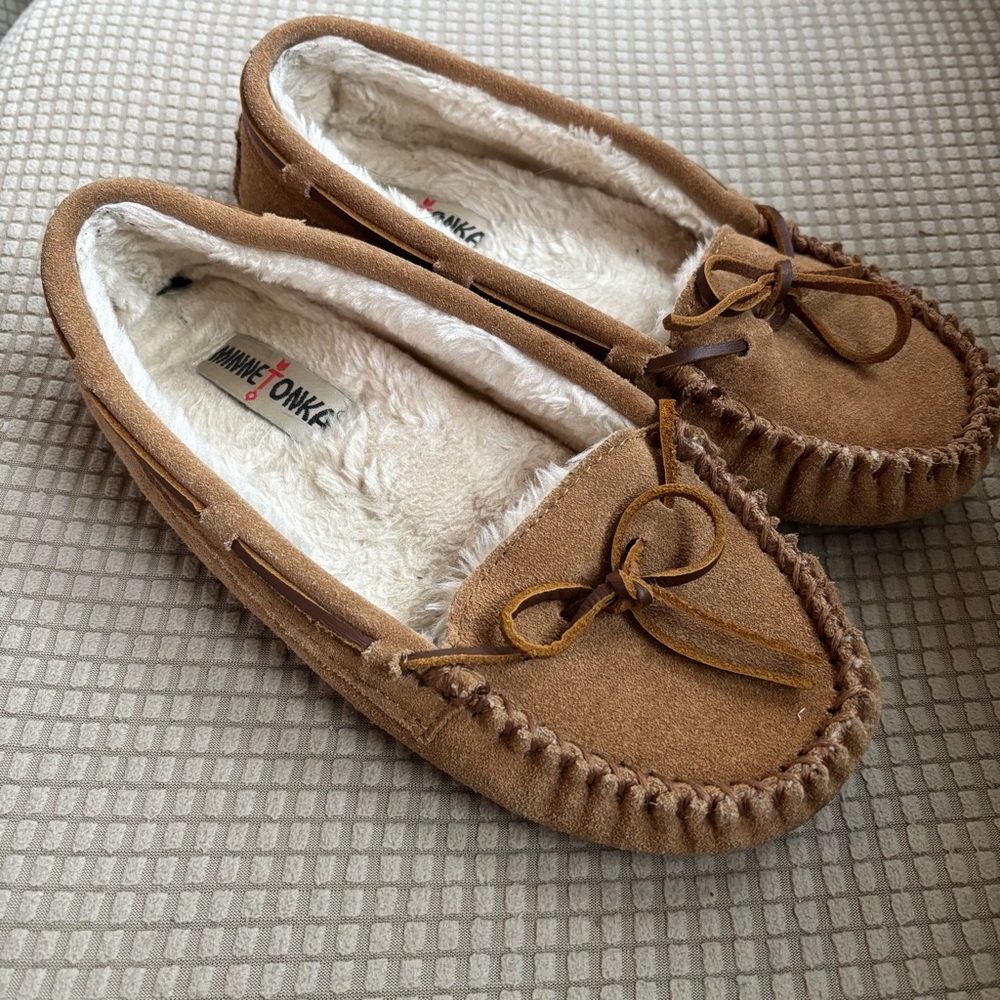 Minnetonka 4052 Cally Tan Suede Faux Fur Lined Slip-On Slipper Tan women’s 8 GUC